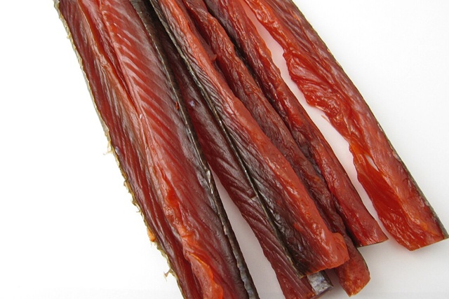 鮭とばの皮は食べる?剥く?硬い棒を3分で絶品つまみに変える「炙り」の正解