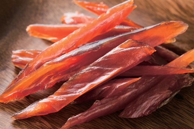 鮭とばの皮は食べる?剥く?硬い棒を3分で絶品つまみに変える「炙り」の正解