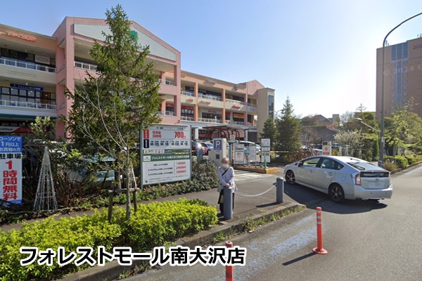 ピラティスK南大沢店の駐車場